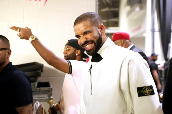 Drake invierte en el equipo de apuestas de ESports, en el salón de los jugadores. 1 Drake invierte en el equipo de apuestas de ESports, en el salón de los jugadores.