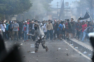 Dejan seis muertos disturbios en Indonesia tras reelección de Widodo 2 Dejan seis muertos disturbios en Indonesia tras reelección de Widodo