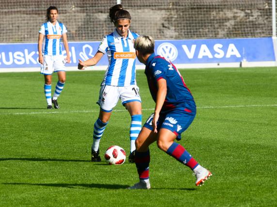 Soldevila: “Mil gracias por todo lo que me habéis hecho aprender, disfrutar y vivir” 2 Paola Soldevila se apresta a golpear un balón ante el Levante