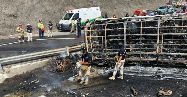 Tráiler y autobús de turismo chocan en carretera Puebla-Veracruz; 21 muertos | Videos 1 Tráiler y autobús de turismo chocan en carretera Puebla Veracruz 21