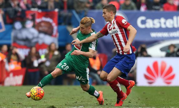 Un mercado con grandes beneficios para el Eibar 3 Keko Gontán pugna con Lucas Hernández.