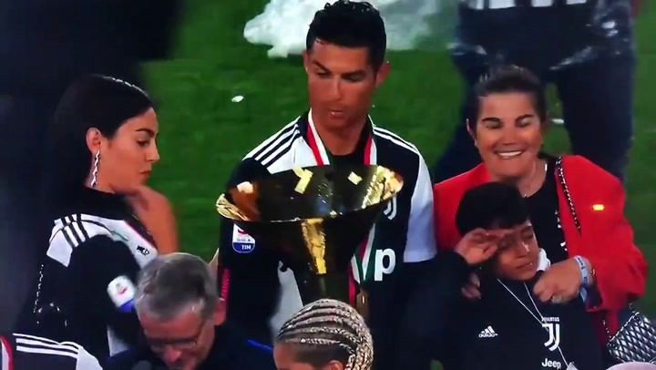 Cristiano casi le saca un ojo a su hijo en plena celebración Cristiano casi le saca un ojo a su hijo en plena celebración