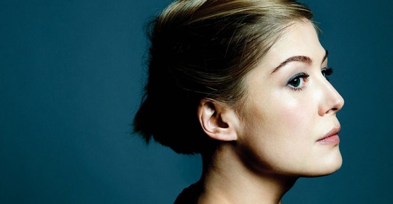 El programa de televisión de la rueda del tiempo de Amazon lanza Rosamund Pike 1 El programa de televisión de la rueda del tiempo de