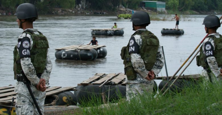 200 elementos de la Guardia Nacional contienen migrantes en el río Suchiate | Fotos 1 200 elementos de la Guardia Nacional contienen migrantes en el