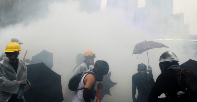 Policía de Hong Kong dispara al aire para contener a manifestantes 1 Policía de Hong Kong dispara al aire para contener a manifestantes