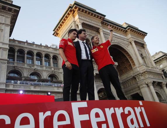 Ferrari tiñe de rojo Milán antes del asalto a Monza 4 Leclerc, Binotto y Vettel, en la Piazza del Duomo