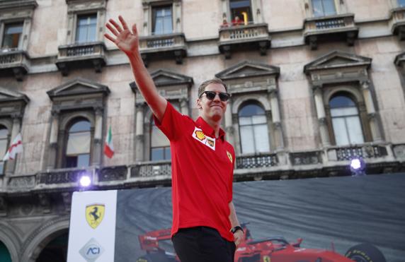 Ferrari tiñe de rojo Milán antes del asalto a Monza 3 Sebastian Vettel saluda a los tifosi de Ferrari