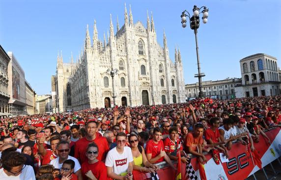 Ferrari tiñe de rojo Milán antes del asalto a Monza 2 12.000 personas llenaron la Piazza del Duomo