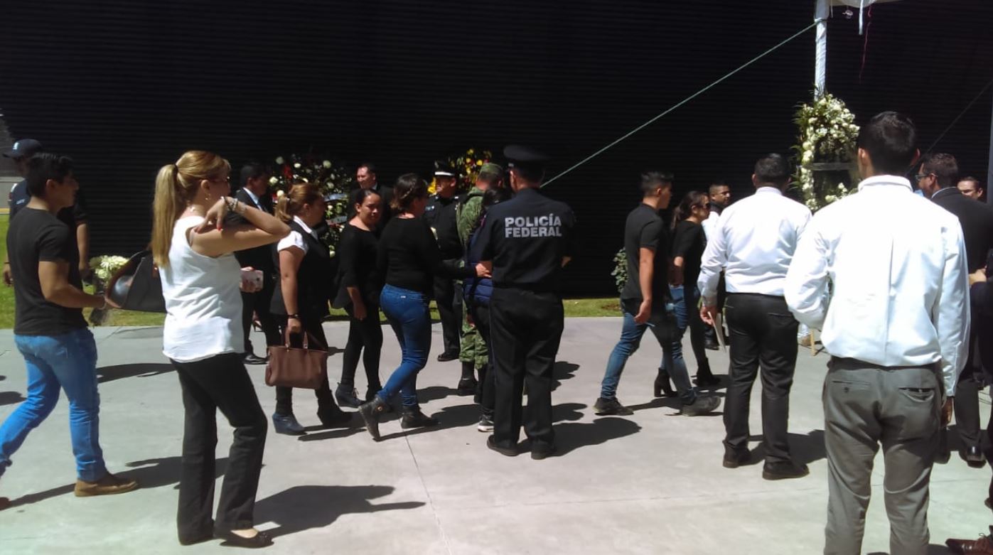 Así despidieron a policías que mataron en emboscada en Aguililla, Michoacán | Fotos y Video 4 1571177598 539 Asi despidieron a policias que mataron en emboscada en Aguililla