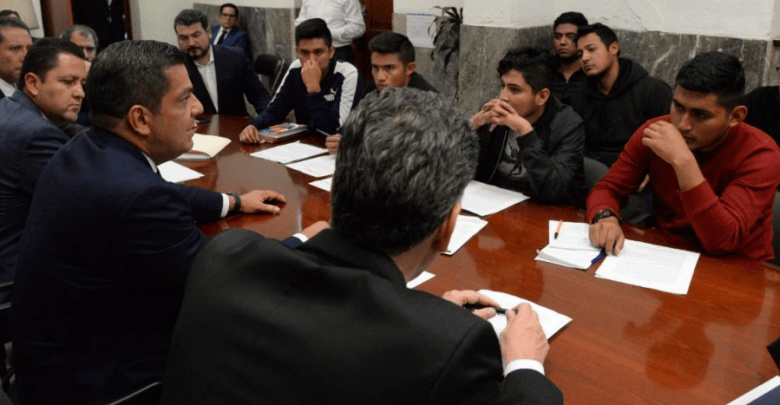 Normalistas retienen a 92 choferes desde el 2 de octubre; se comprometen a liberarlos 1 Normalistas retienen a 92 choferes desde el 2 de octubre