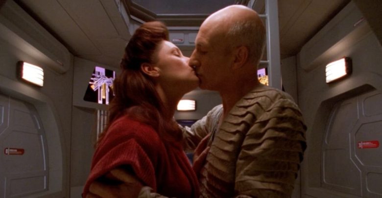 Star Trek: los 10 romances principales de Picard, clasificados | ScreenRant 1 Star Trek los 10 romances principales de Picard clasificados