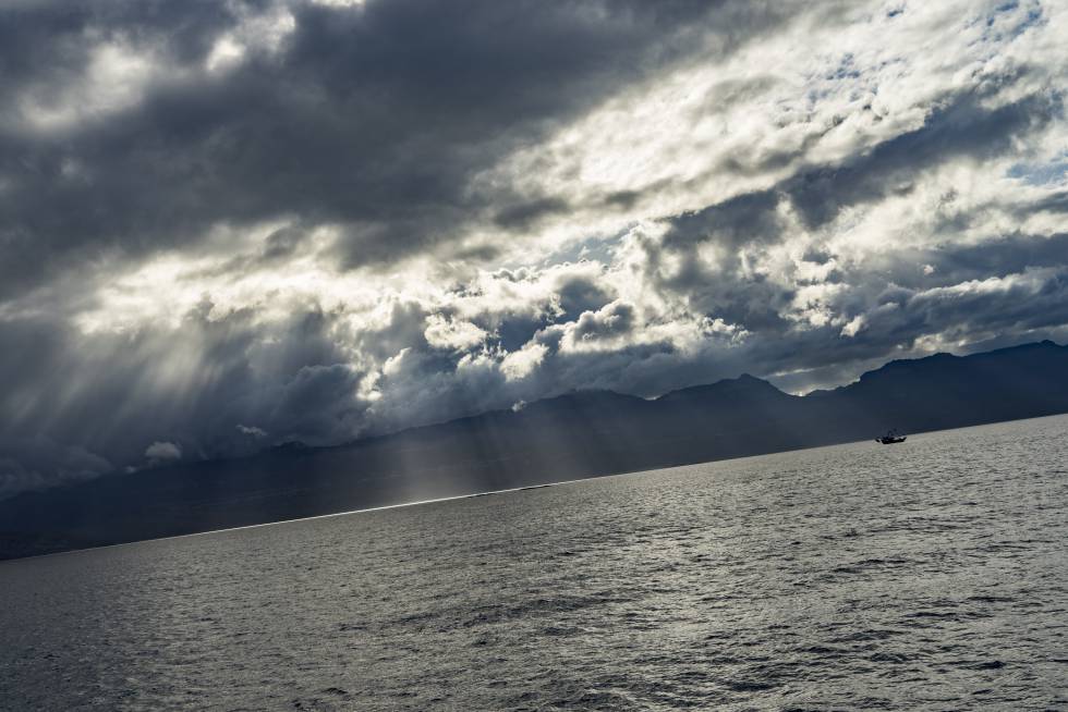 De pescadores a guardianes del mar: la historia del primer refugio pesquero de México 6 Un barco camaronero faena frente a la isla de San José.