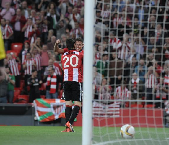 La costumbre que ha perdido el Athletic 2 Elustondo celebra su gol, el quinto de la noche, con Aduriz