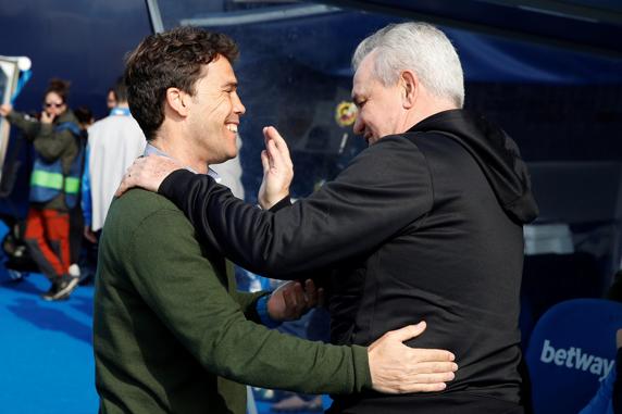 Rubi: “Nosotros lo vamos a seguir intentando” 2 Rubi, saludando a Javier Aguirre antes del partido