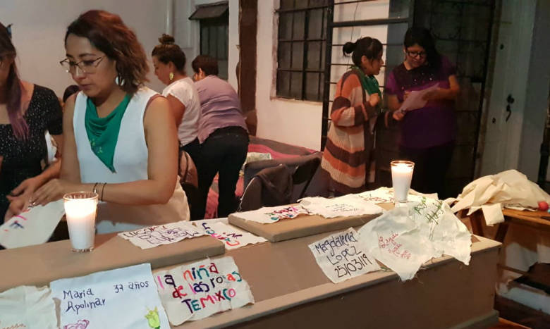 Morelos: Mujeres arrancan el 8M con funeral simbólico y tejido de nombres de víctimas de femicidio 1 Morelos Mujeres arrancan el 8M con funeral simbólico y tejido