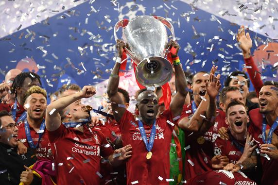 Ballonbuwa, el mago que hay en Sadio Mané 3 Sadio Mané levanta la Champions en el Wanda el 1 de junio de 2019 (Photo by Matthias Hangst/Getty Images)