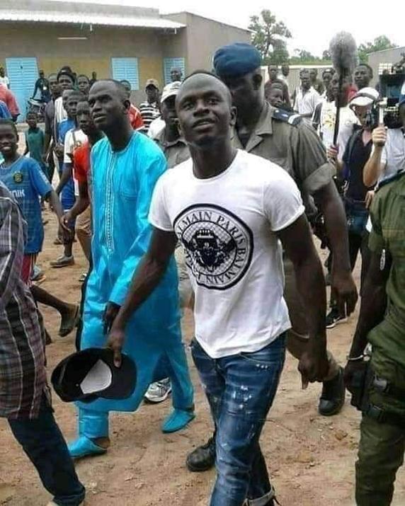 Ballonbuwa, el mago que hay en Sadio Mané 4 Sadio Mané, en Senegal viistando en 2019 las obras de la escuela que ha financiado