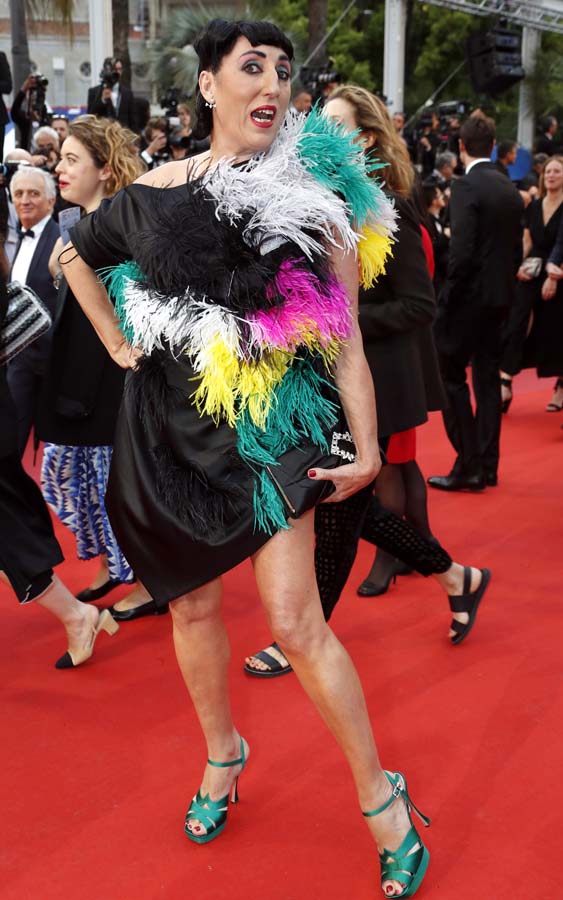 Penélope Cruz acapara los focos en la arriesgada alfombra roja de ‘Dolor y gloria’ en Cannes 4 1586755940 373 Penelope Cruz acapara los focos en la arriesgada alfombra roja
