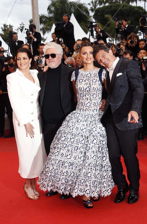 Penélope Cruz acapara los focos en la arriesgada alfombra roja de ‘Dolor y gloria’ en Cannes 17 1586755946 547 Penelope Cruz acapara los focos en la arriesgada alfombra roja