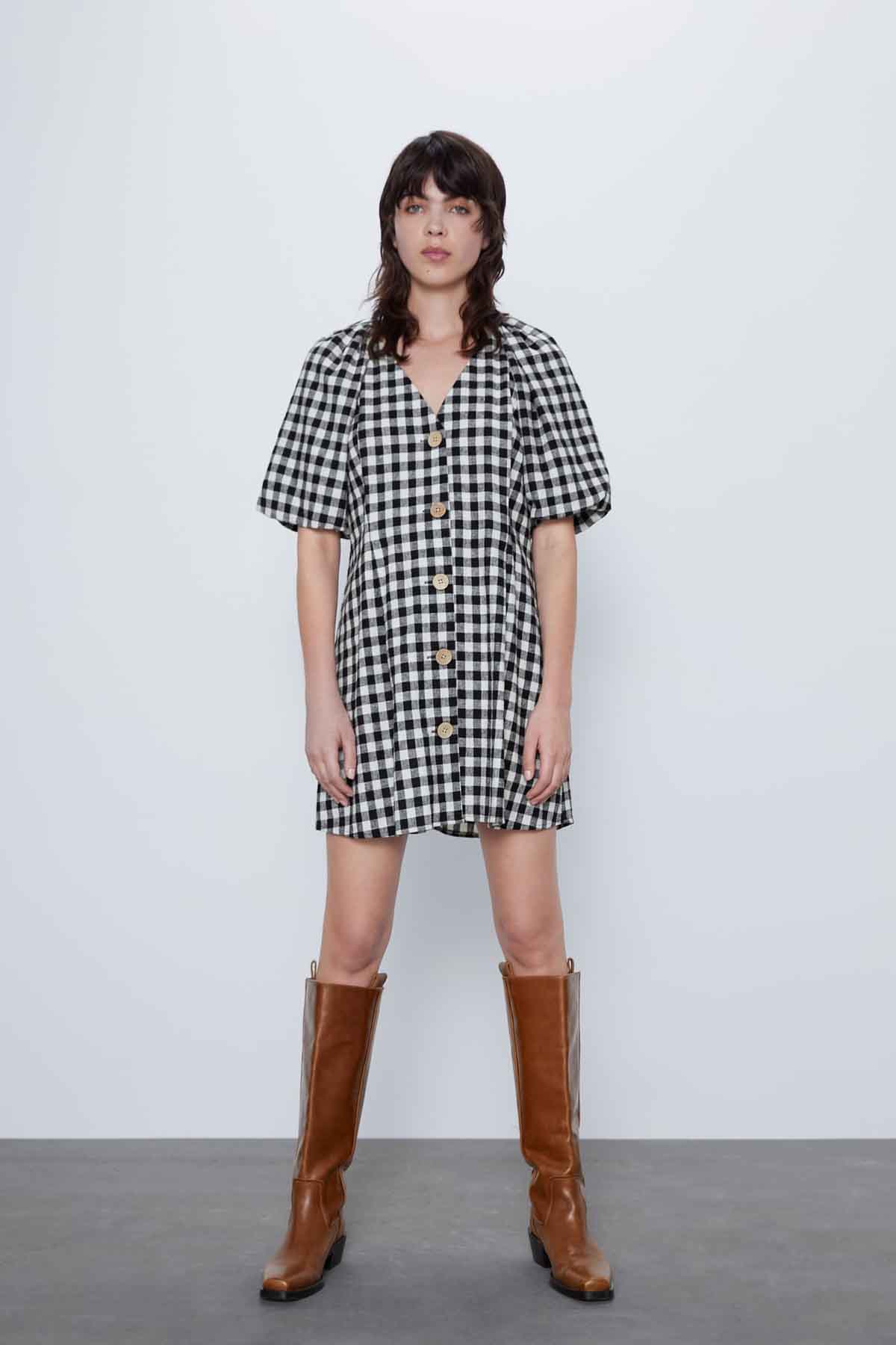 Los 7 ‘must’ clave de las rebajas de Zara para 3 looks PER-FEC-TOS 2 Vestido estampado vichy blanco y negro de Zara / Zara