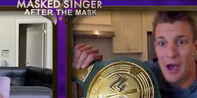 Rob Gronkowski muestra el título de la WWE 24/7 en el show posterior a 'The Masked Singer' 1 Rob Gronkowski muestra el título de la WWE 247 en