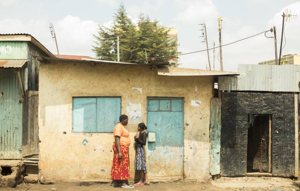 Tecnología contra la exclusión de una sociedad sin dinero en efectivo 6 Dos vecinas del mismo barrio de Kawangware, un suburbio al oeste de Nairobi.