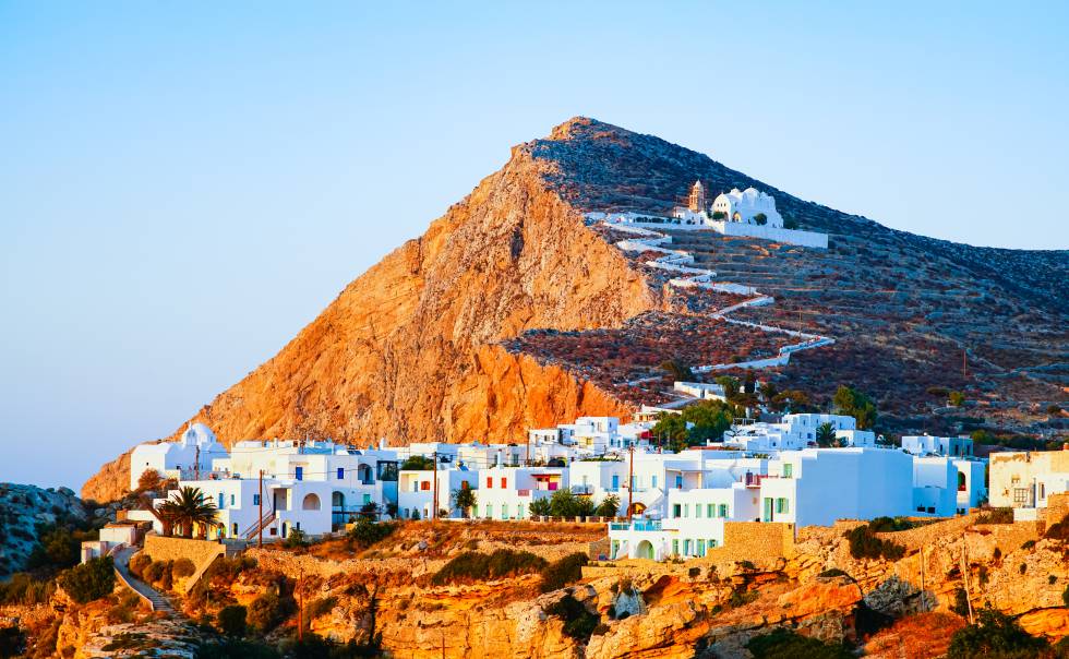 Corfú desde el sofá 3 La ciudad de Chora, en la isla de Folégandros. En lo alto de la colina, la iglesia de la Virgen, un enclave para ver el atardecer.