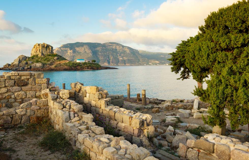 Corfú desde el sofá 7 Ruinas griegas y la pequeña isla de Kastri, con una iglesia ortodoxa tradicional, en la bahía de Kefalos.