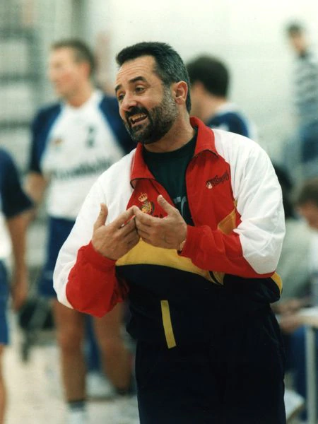 Garralda: “Cruz Ibero me enseñó que no basta con trabajar como una mula” 2 Cruz Ibero, exseleccionador de balonmano, en los noventa.