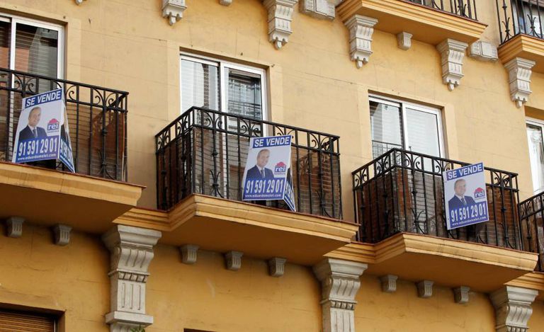 Los registros de la propiedad anticipan una caída histórica en la compra de viviendas 2 Anuncios de venta de viviendas en un edificio en Madrid., el pasado diciembre.