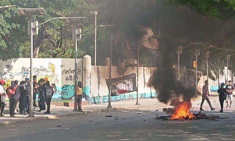 Protestan contra abuso policial en Oaxaca y saquean tiendas 1 Protestan contra abuso policial en Oaxaca y saquean tiendas
