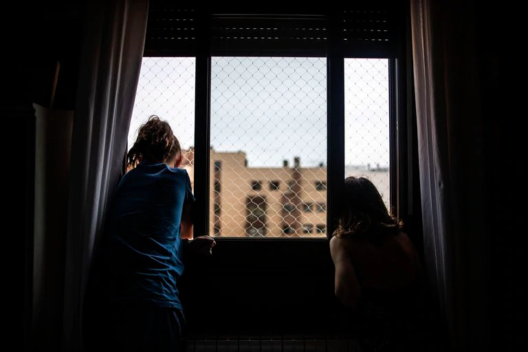 ¿Se puede haber pasado la covid y no tener anticuerpos? 2 Dos niñas en su casa durante el confinamiento por la pandemia del coronavirus.