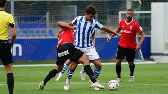 Cracks en marcha, a la espera de Silva 6 Zubimendi protege el esférico en el partido del sábado en Zubieta