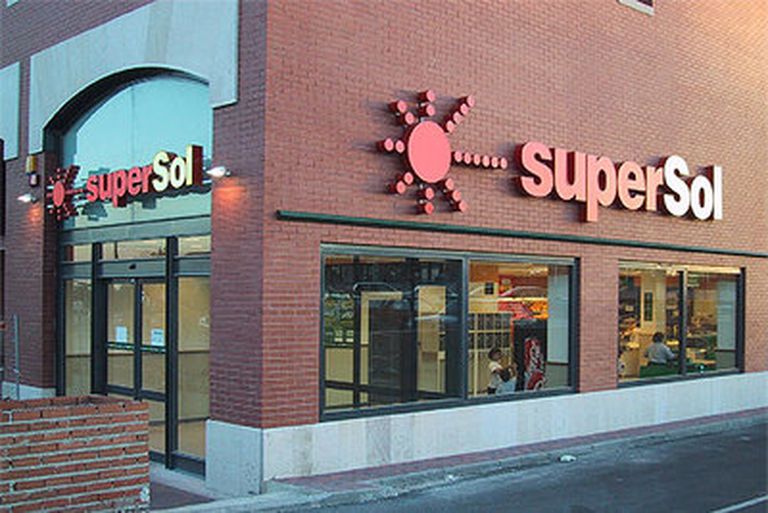 Carrefour compra la cadena Supersol por 78 millones para crecer en proximidad y comercio ‘online’ 2 SuperSol, una de las marcas con las que ha operado Ahold en España.