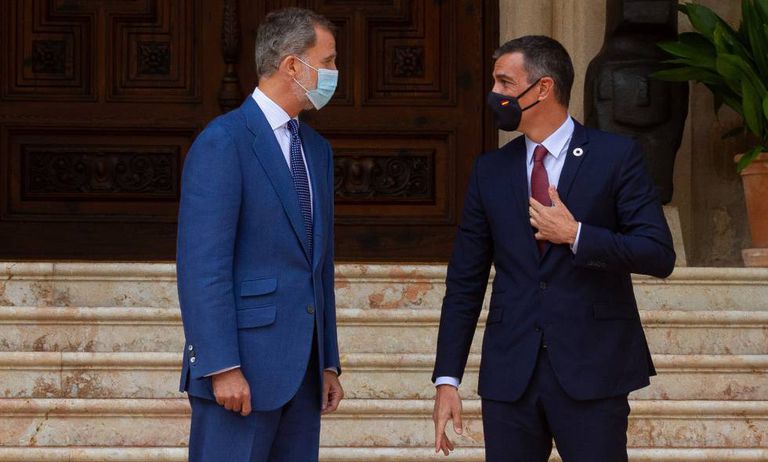 Crece la incomodidad en el Ejecutivo por el silencio sobre Juan Carlos I 2 Felipe VI junto a Pedro Sánchez, en el Palacio de Marivent el pasado martes.