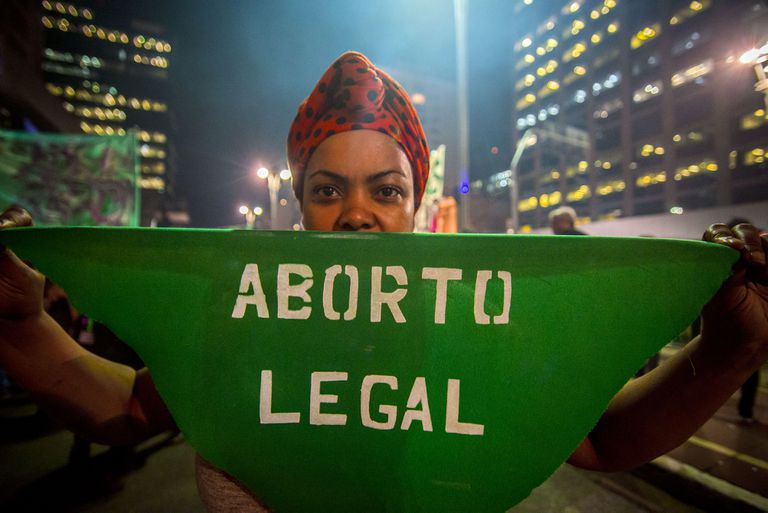 Grupos conservadores brasileños entorpecen el aborto legal de una niña de 10 años violada por su tío 2 Una mujer, en una manifestación por la legalización del aborto en Sao Paulo, en 2018.