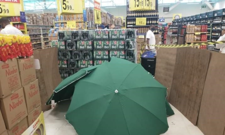 Hombre muere en local de Carrefour Brasil, es cubierto con paraguas y la tienda sigue abierta