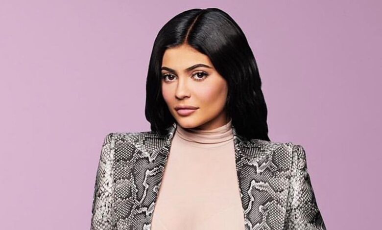 KUWTK: Kylie Jenner viste un disfraz de marinera de los años 40 para promocionar los cosméticos de Kylie 1 KUWTK: Kylie Jenner viste un disfraz de marinera de los años 40 para promocionar los cosméticos de Kylie