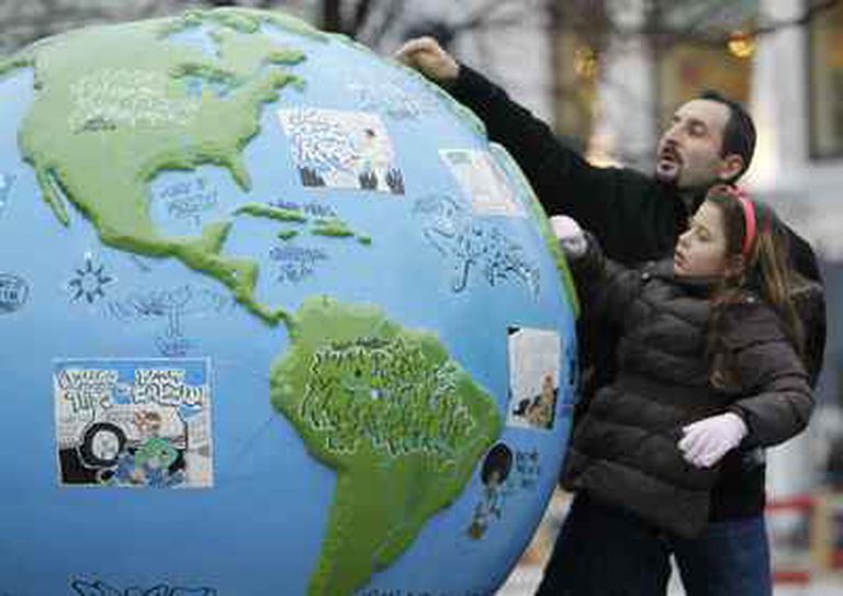 Las matemáticas que producen y detectan las ‘fake news’ 2 Una niña mira un globo terráqueo en Copenhague.