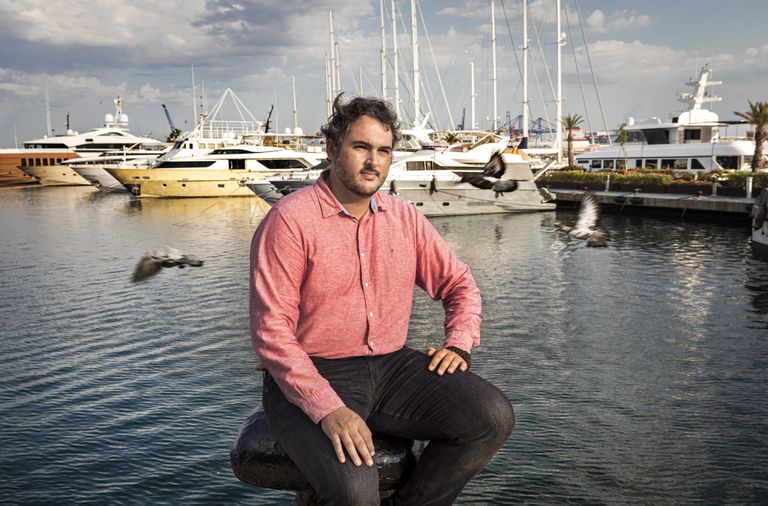 “Asumir el cambio climático de boquilla solo sirve para exculparnos” 2 El ambientólogo y experto en cambio climático Andreu Escrivà, en el Puerto de Valencia.