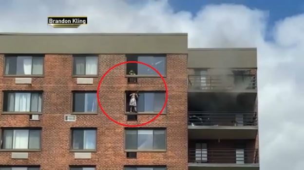 Impactante rescate de mujer al filo de la muerte en el piso 16 1 Impactante rescate de mujer al filo de la muerte en