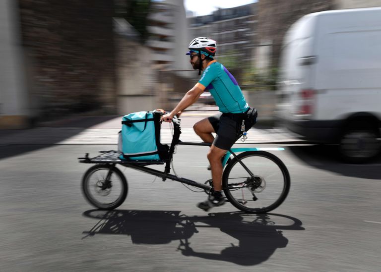 La “cuota de estómago” de Enrique Tomás 2 Un repartidor de la empresa Deliveroo, en París.