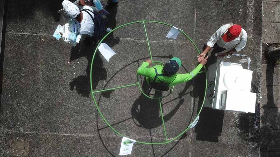 Usan método del hula-hula para promover el distanciamiento social 1 Usan metodo del hula hula para promover el distanciamiento social