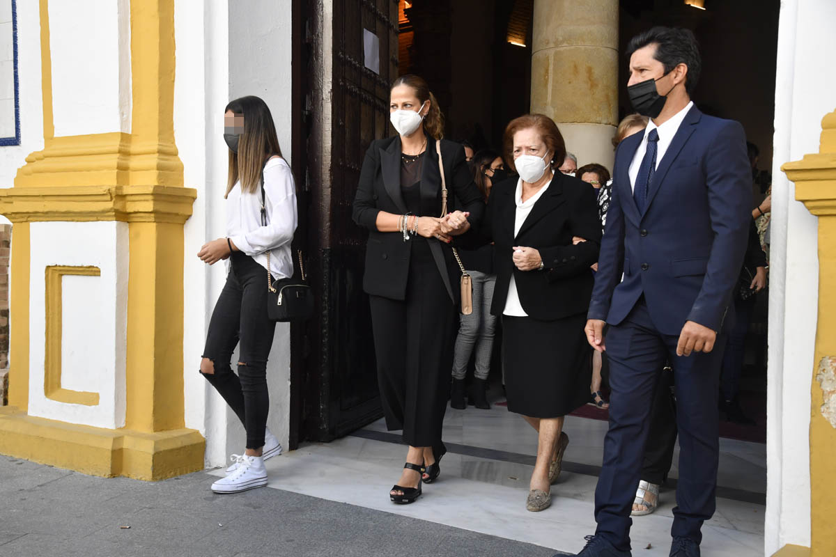 Pastora Soler se despide de su padre rodeada de amigos como Toñi Moreno 3 Pastora Soler