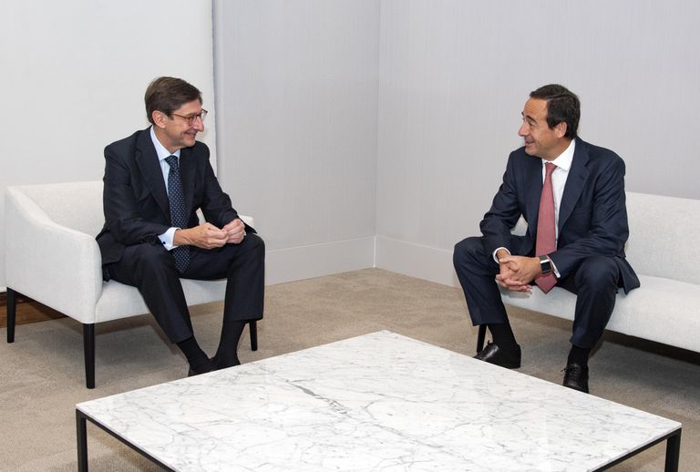 CaixaBank y Bankia celebrarán el 3 y el 1 de diciembre las juntas para aprobar la fusión 2 José Ignacio Goirigolzarri, futuro presidente de CaixaBank, junto a Gonzalo Gortázar, que será el consejero delegado.
