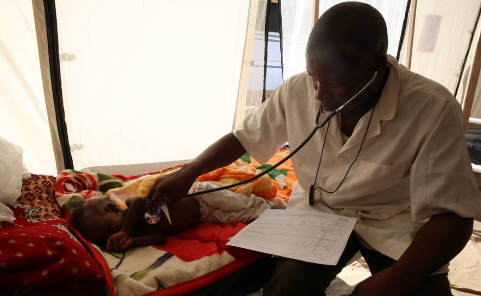 Druidesas y súper alimentos 2 Un doctor examina a un niño con desnutrición en un centro de salud de MSF en Yamena, Chad.
