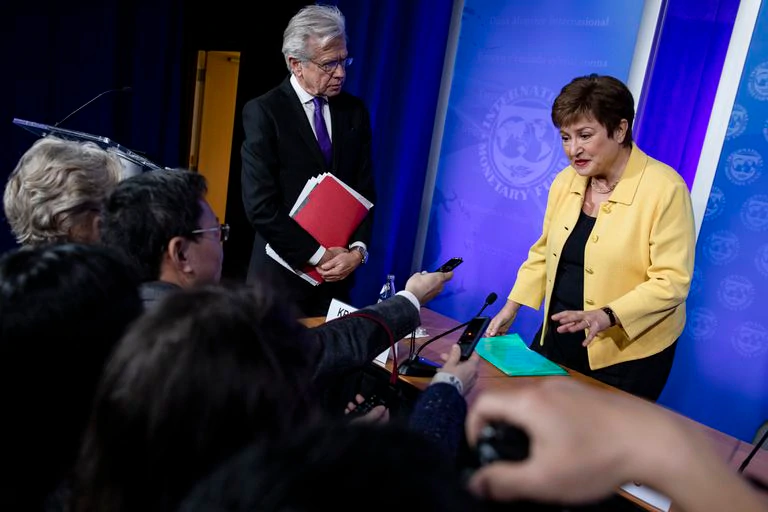 El FMI llama a subir los impuestos a los más ricos y a las empresas rentables para pagar la factura de la crisis 2 La jefa del FMI, Kristalina Georgieva, el pasado marzo en Washington.