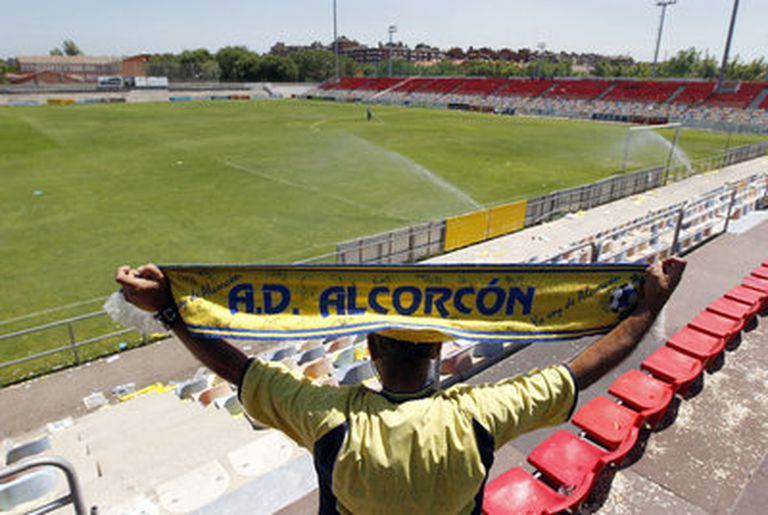 El Sabadell-Alcorcón, suspendido por el aumento de positivos en el equipo madrileño 2 Un hincha en el estadio de fútbol del Alcorcón.