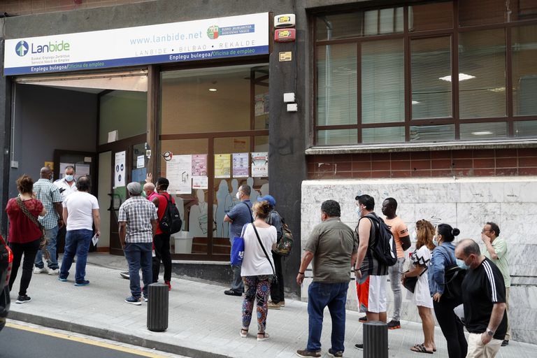 España duplicó en agosto la tasa de paro de la zona euro 2 Colas en la oficina de empleo Lanbide en Bilbao.
