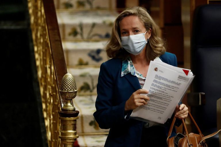 España ofrece menos líneas de avales que los grandes países europeos, pero logra una mayor demanda 2 La vicepresidenta económica Nadia Calviño, tras su intervención en la sesión de control de este miércoles.